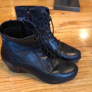 Blondo waterproof size 9 boots zip